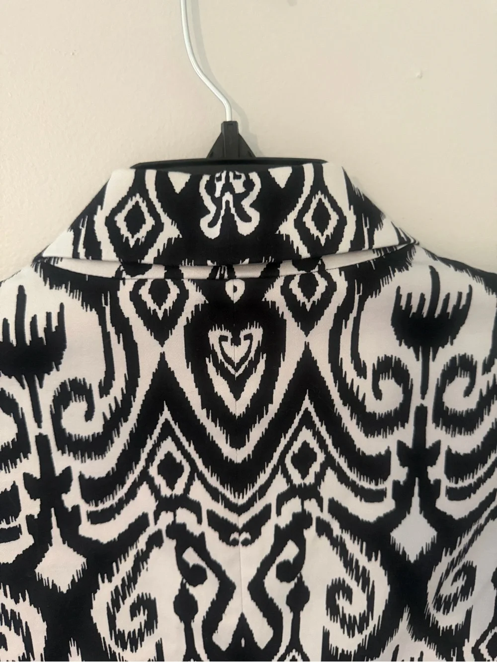 Jones New York Stretch Black and White Ikat-Style Abstract Blazer size 6